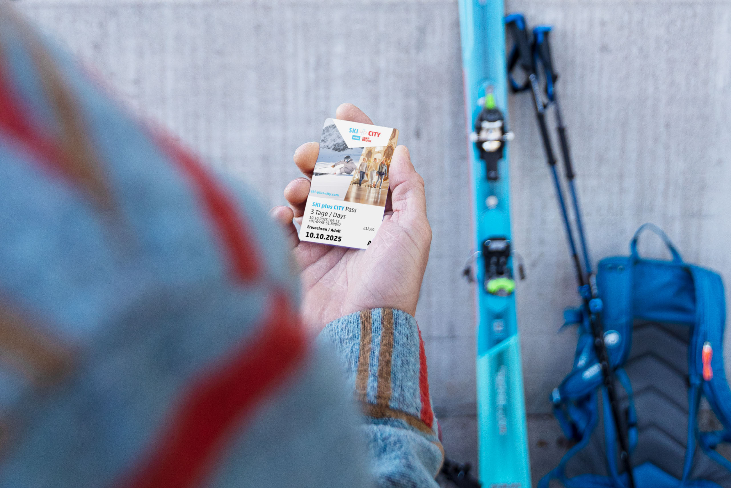 Jemand hält den Ski & City Pass in die Kamera