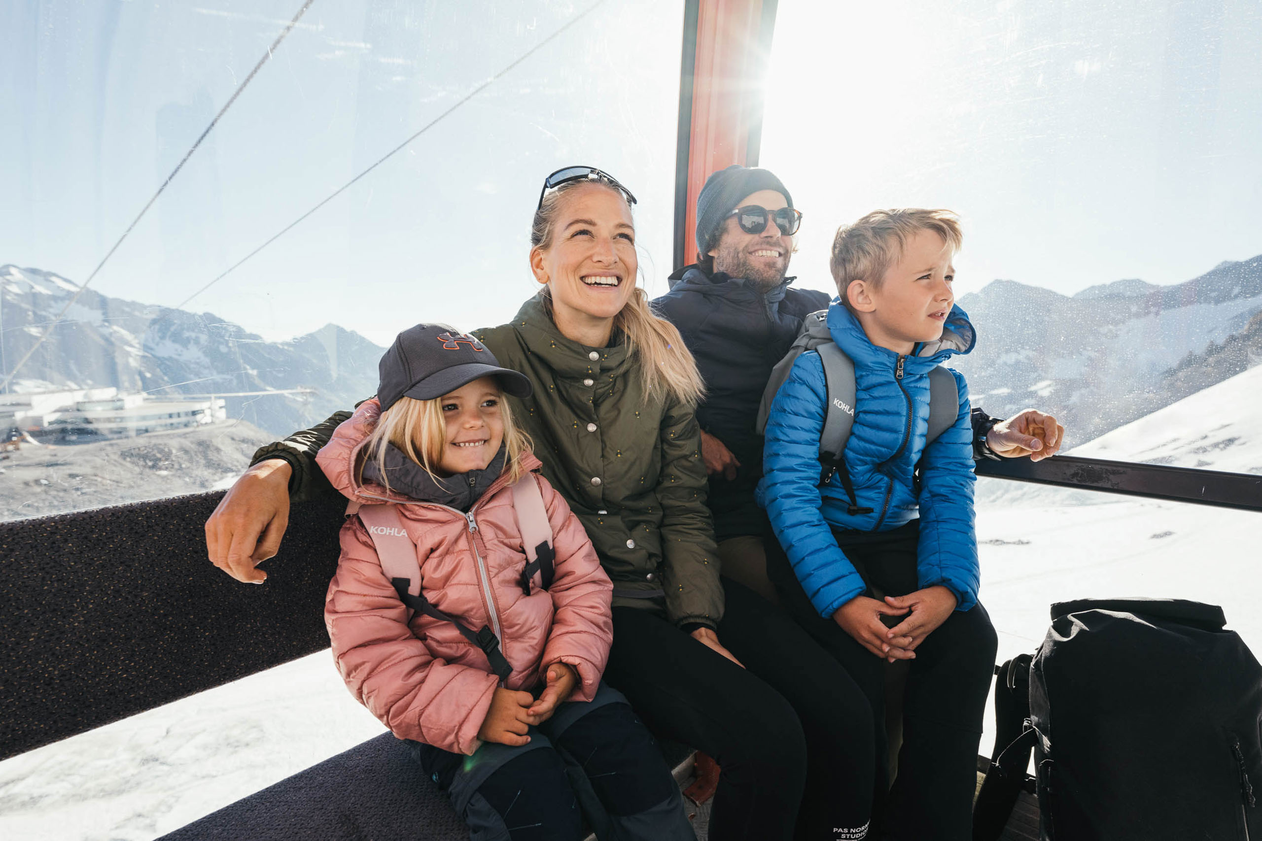 Eine glückliche Familie in einer Gondel am Stubaier Gletscher
