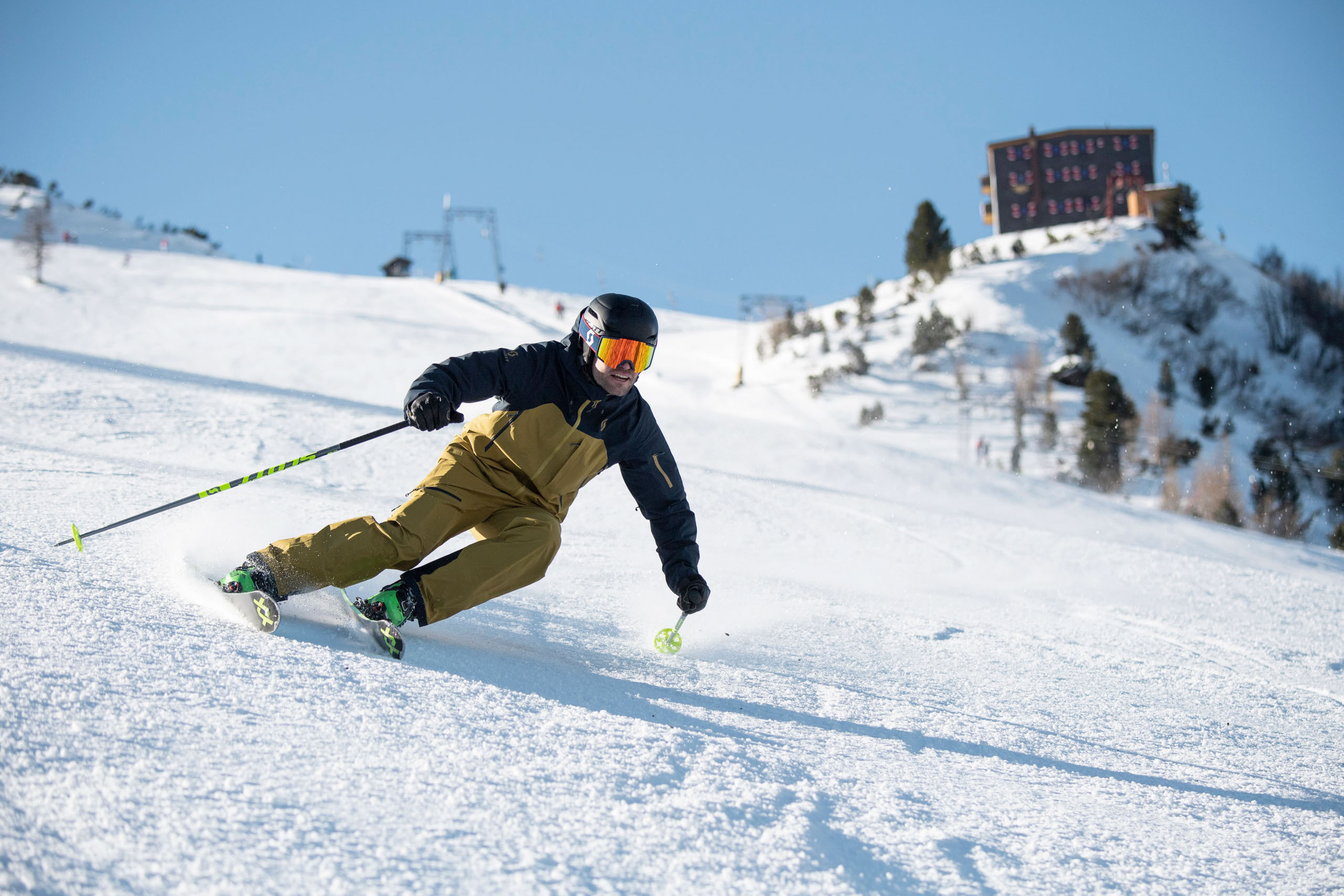 Ein Skifahrer auf den Elferbahnen in Neustift