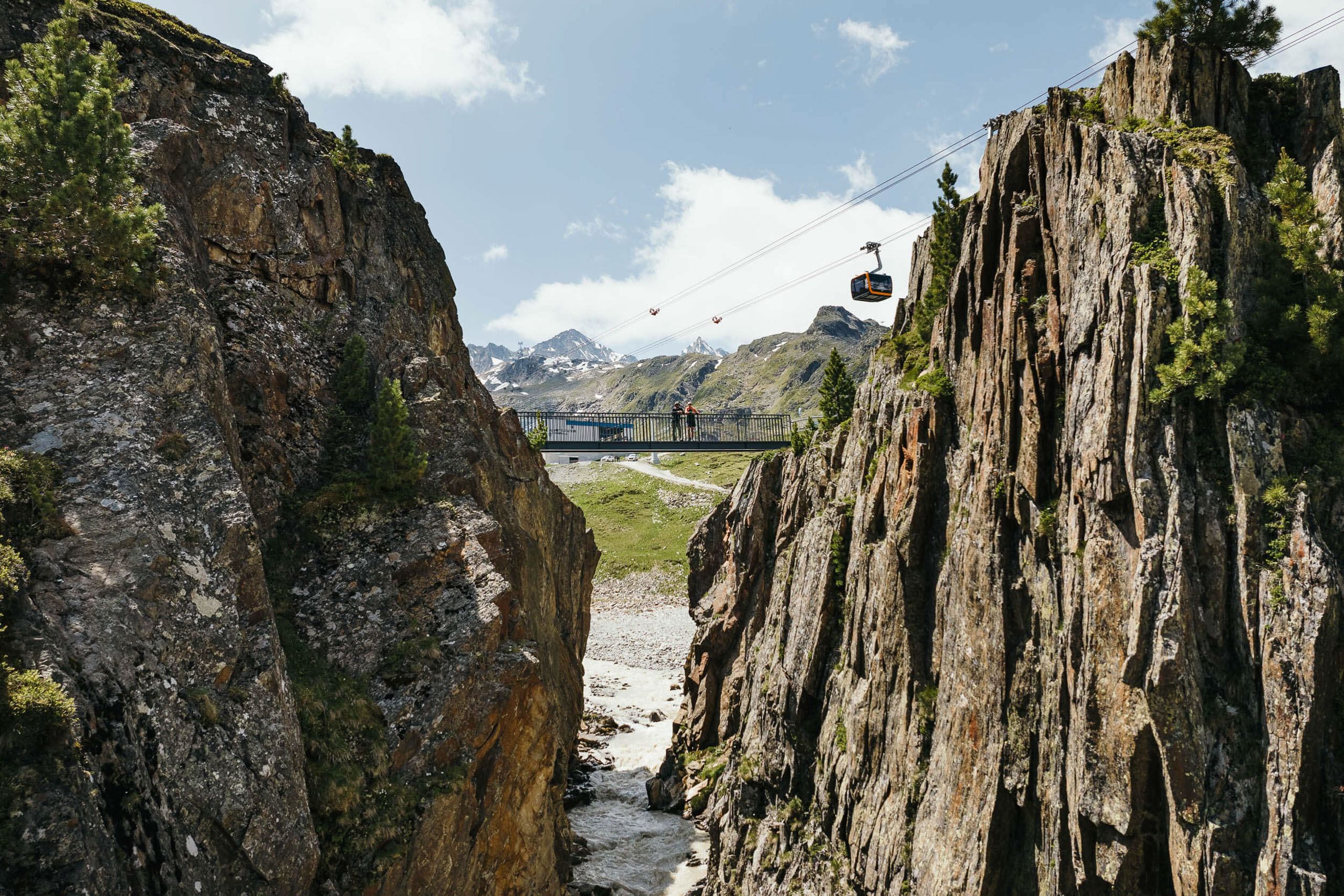 Brücke am Stubaier Gletscher mit zwei Wanderer
