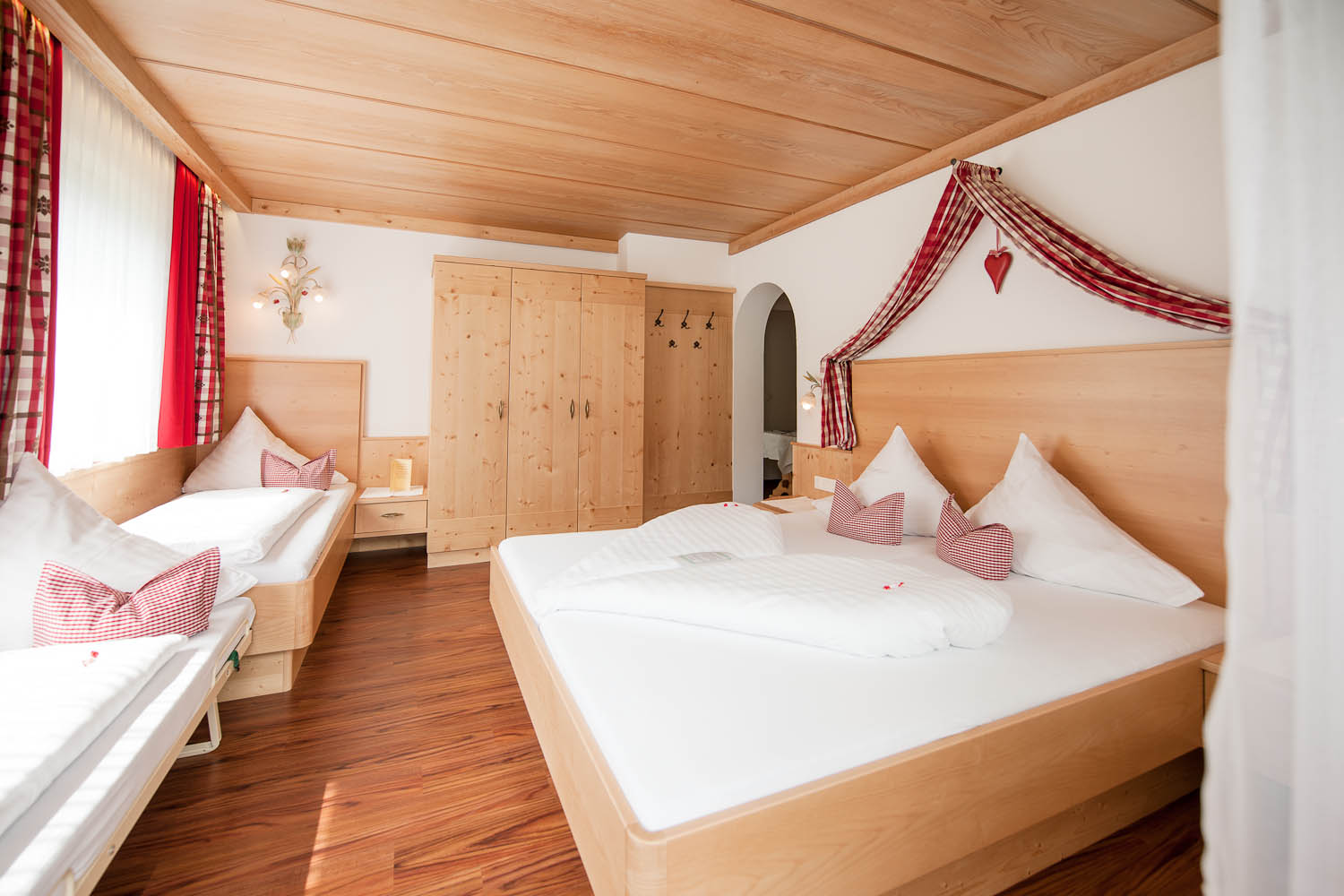 Dreibettzimmer im Hotel Angelika mit Zustellbett