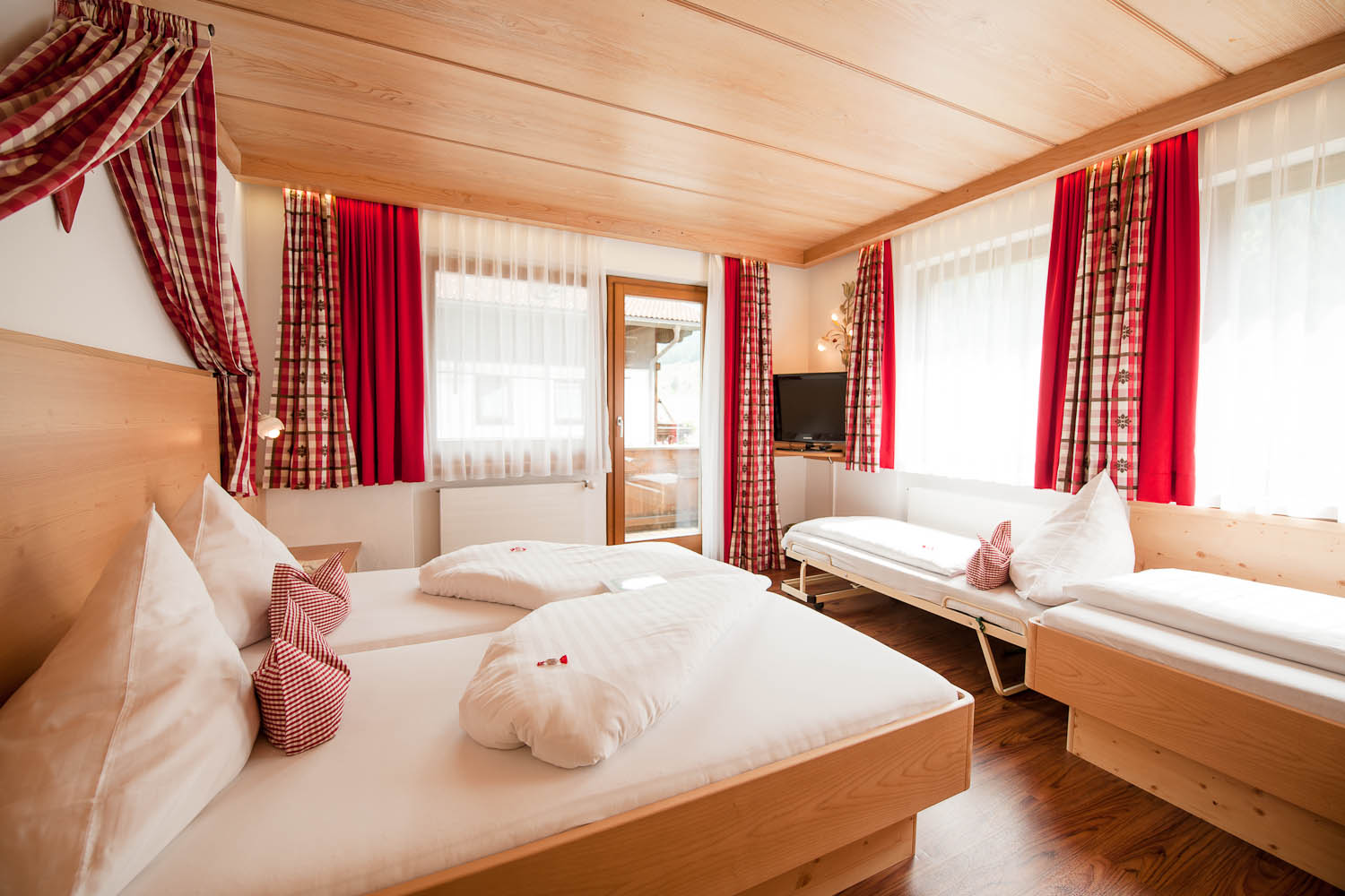 Dreibettzimmer im Hotel Angelika mit Zustellbett