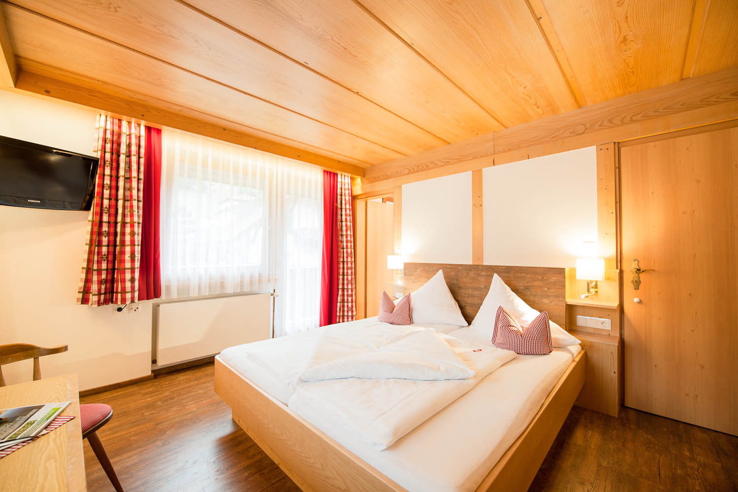 Doppelbett im Hotel Angelika